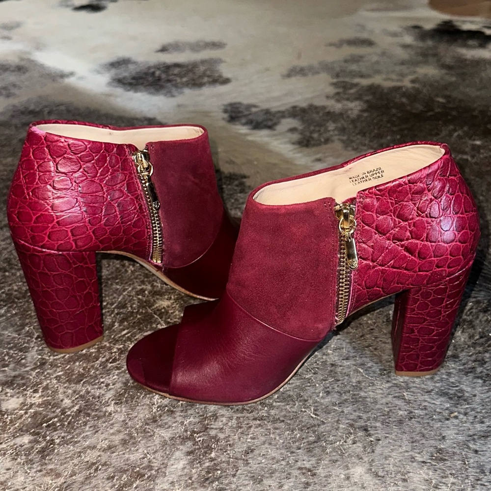Trina Turk Los Gatos Peep Toe Booties sz 8 Burgundy Red Croc Leather Suede Heels
